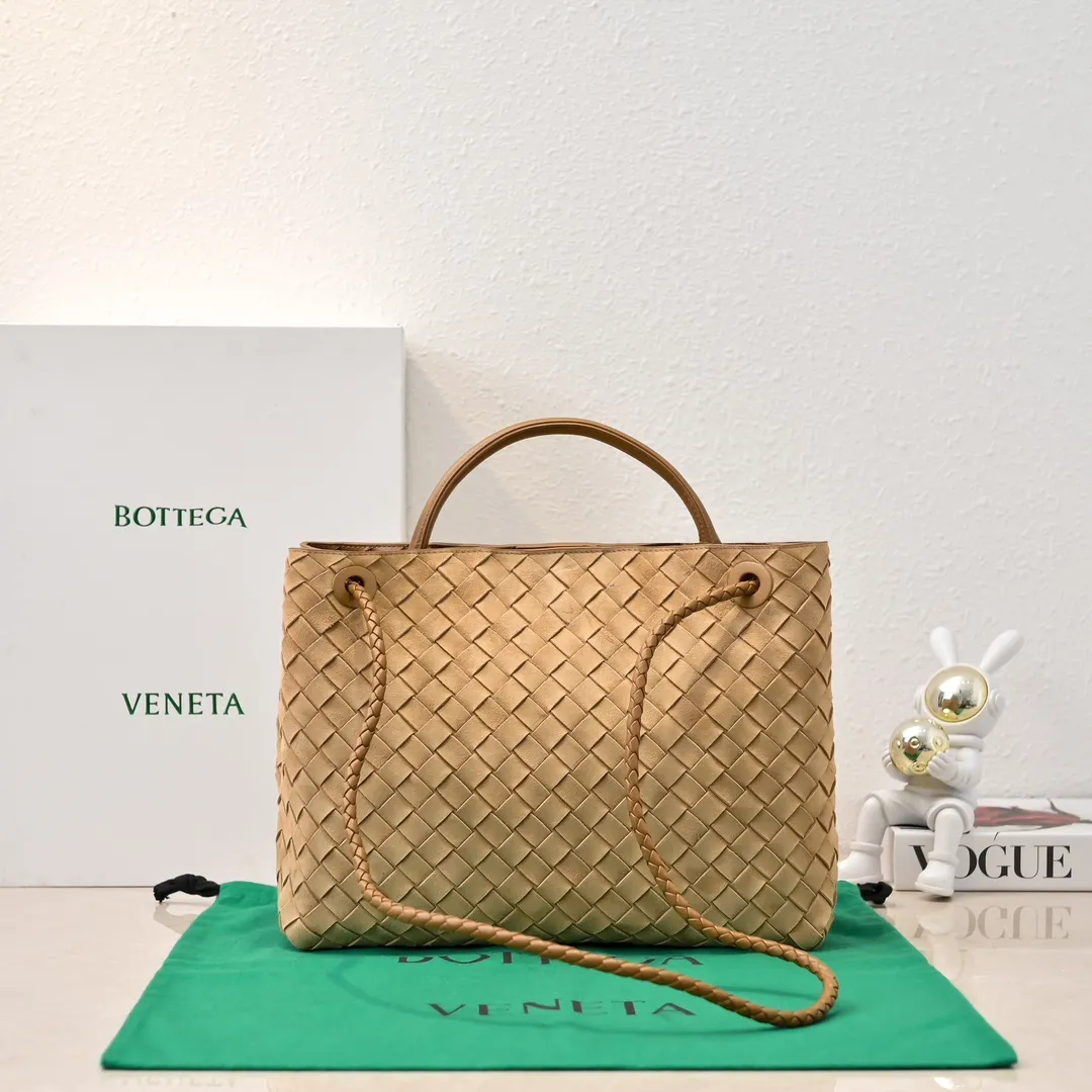 Batch 2360 BV new Andiamo is shipped‼ ️Really popular🔥The new Andiamo woven handbag launched by Bottega Veneta this season is really popular all over the world! ! Celebrities at home and abroad have worn it, and Oscar-winning actress Michelle Yeoh has taken it out on the street. Song Jia, Trai Yara, Yu Feihong, Sanji Ayaka, Rosie Hunting-Whiteley, Yoshioka Riho, etc. have all picked up this bag. It is classic and versatile, showing off its temperament, and the bag capacity is also large, which is very convenient for daily commuting! ! A variety of carrying methods, the shoulder straps can be adjusted by yourself, the original lambskin feels soft and delicate, and the unisex style breaks gender boundaries and brings a more practical and longer-lasting use experience. Andiamo, which has both elegant and casual styles, perfectly interprets the true appearance of "fashionable old money style". Style number: 8463 Size: 32*24*12